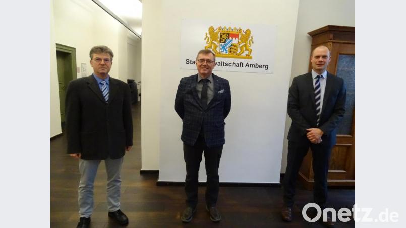 Oberstaatsanwalt Tobias Kinzler (rechts) wird die neue Spezialabteilung führen. Ihn stellten der Leitende Oberstaatsanwalt Joachim Diesch (Mitte) und der Behördensprecher, Oberstaatsanwalt Jürgen Konrad (links), bei einem Pressegespräch vor. Bild: Houschka