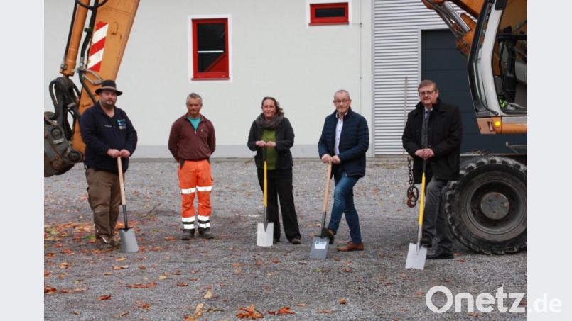 Beim Spatenstich (von links): Wolfgang Schatz, Polier Johann Schärtl, Firma Schatz, Karin Janker, Architekturbüro Rösch, Bürgermeister Erwin Geitner, Hans-Peter Schmucker, Landesbaudirektor Amt für Ernährung, Landwirtschaft und Forsten. Bild: sam