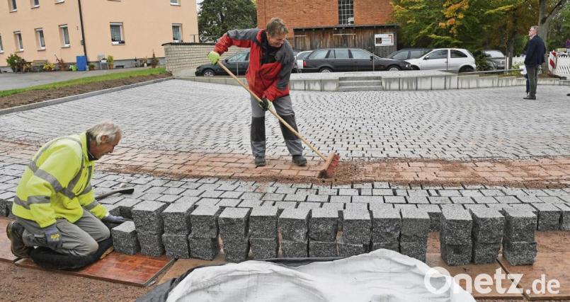 Ganze Arbeit leistete die Freudenberger Baufirma auf dem Platz des ehemaligen Pestgärtleins beim Pflastern und der Gestaltung. Bild: Petra Hartl