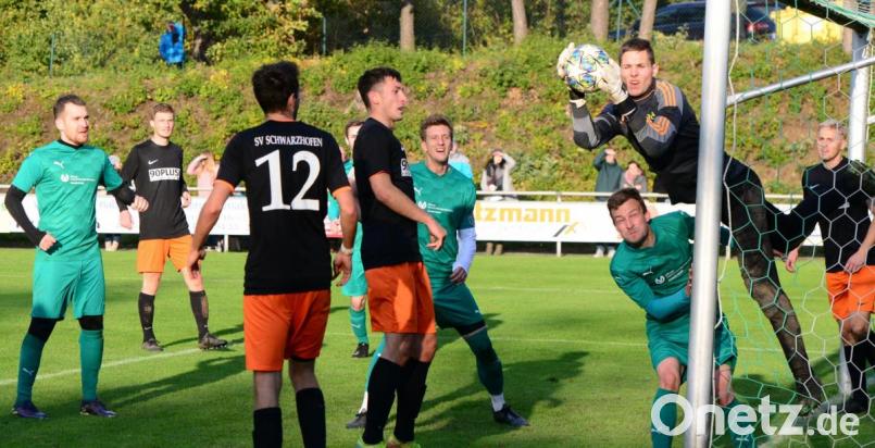 Schwarzhofens Keeper Tobias Bindl (Zweiter von rechts) musste am Ende eines verrückten Spiels richtig zupacken, um den 6:4-Erfolg seiner Mannschaft beim TSV Stulln festzuhalten. Bild: ham