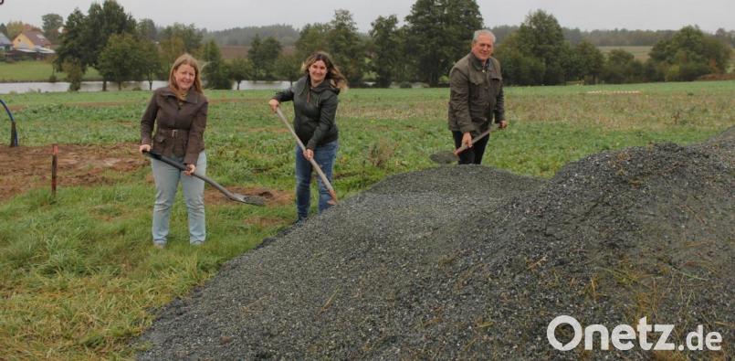 Die beiden Tierärztinnen Susanne Karban und Kerstin Stobrawe (von links) mit Reuther Bürgermeister Werner Prucker bei einem symbolischen Spatenstich. Eröffnung soll im Sommer 2021 sein. Bild: fks