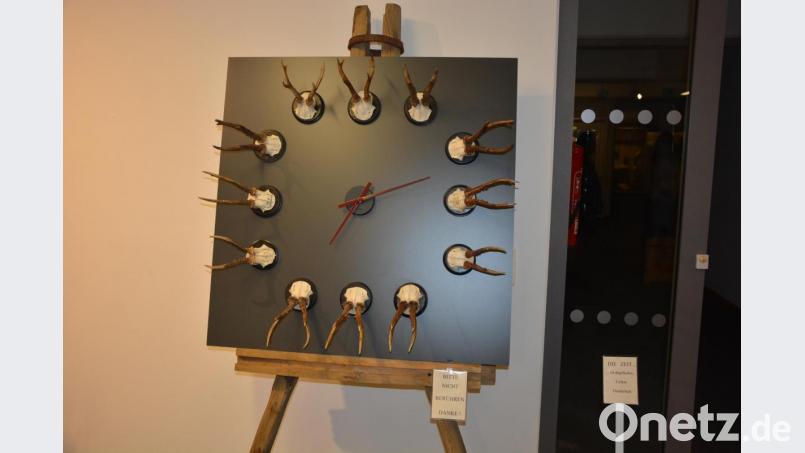 Die Zeit ist abgelaufen: Eine originelle Uhr mit kleinen Jagdtrophäen. Bild: jr