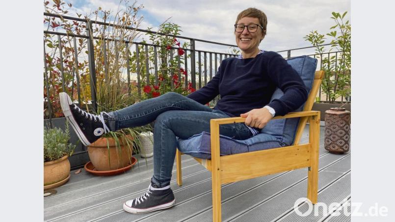 Geschafft: Redakteurin Stephanie Wilcke nimmt nach getaner Arbeit Platz in ihrem neuen Clubsessel. Mit Materialkosten von 24 Euro und ein bisschen Geschick lässt sich das gute Stück relativ einfach selbst bauen. Bild: spw