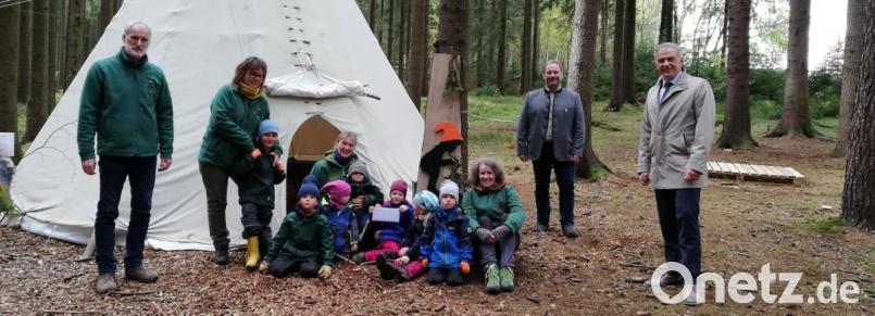 Landrat Roland Grillmeier (rechts) besuchte mit Bürgermeister Bernhard Schindler (Zweiter von rechts) den Waldkindergarten. Vereinsvorstand Bernhard Reindl (links) stellte die Einrichtung vor. Bild: ld