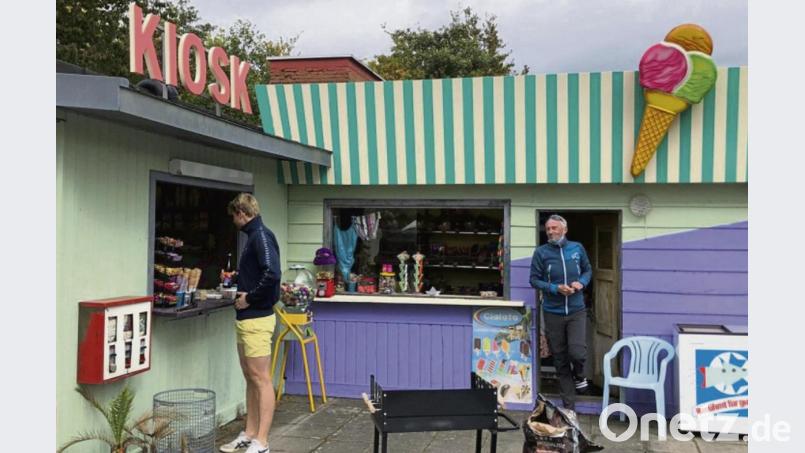 Manche Erinnerung an das Filmprojekt bleibt. An die 70er Jahre ist optisch der Kiosk angelehnt. Die Installation dient künftig dem Freibadförderverein für Events. Bild: clemens.fuetterer@oberpfalzmedien.de, cfuetterer