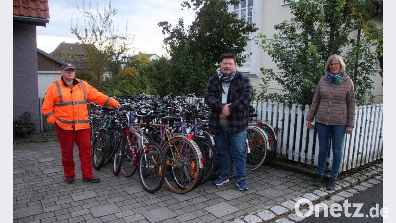 Rund 50 gebrauchte Fahrräder warten jetzt darauf, von Ewald Oppl (links) repariert zu werden. Zudem versprach der Wiesauer, den Verein „Aktion Solidarität“ (im Bild von rechts: Vorsitzende Monika Seidel und Vize Oliver Zrenner) mit einer weiteren Fahrradspende zu unterstützen. Bild: wro