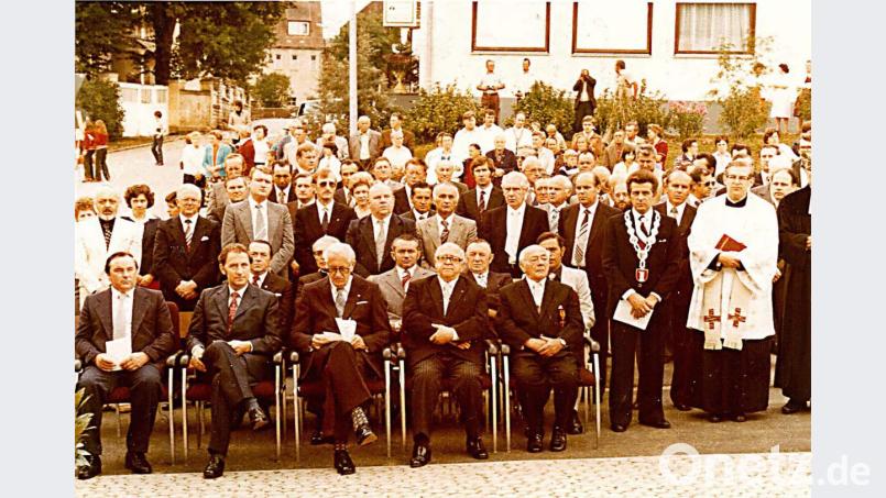 Viele Bürger und Ehrengäste kommen 1979 bei der Einweihung des neugebauten Kirchenthumbacher Rathauses auf dem ehemaligen Bahnhofsgelände zusammen. Repro: ü