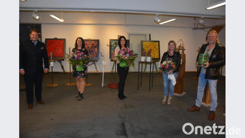 Nur in kleinem Rahmen eröffnet wurde die Sonderausstellung „Fantastische Handwerkskunst“ im Museum Mitterteich. Von links Bürgermeister Stefan Grillmeier, Nicole Schuller und Marion Papsch sowie Inge und Bert Flor. Bild: jr