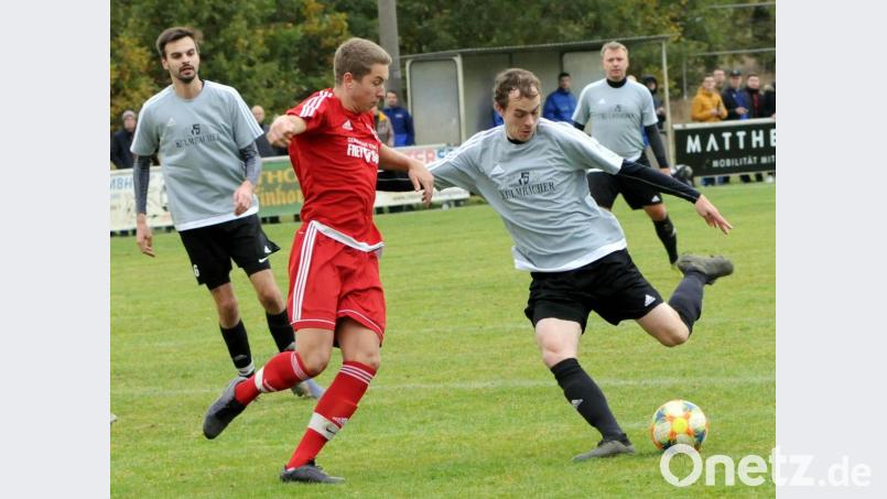 Die Sportfreunde Kondrauer unterlagen bei Spitzenreiter FC Lorenzreuth mit 0:2. Hier setzt der Kondrauer Martin Roßkopf (rechts) zum Schuss an. Bild: heh