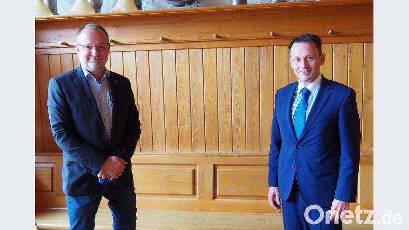 Oberbürgermeister Jens Meyer begrüsst Martin Stangl als Vertreter der Aktivsenioren in der nördlichen Oberpfalz. Bild: Bühner