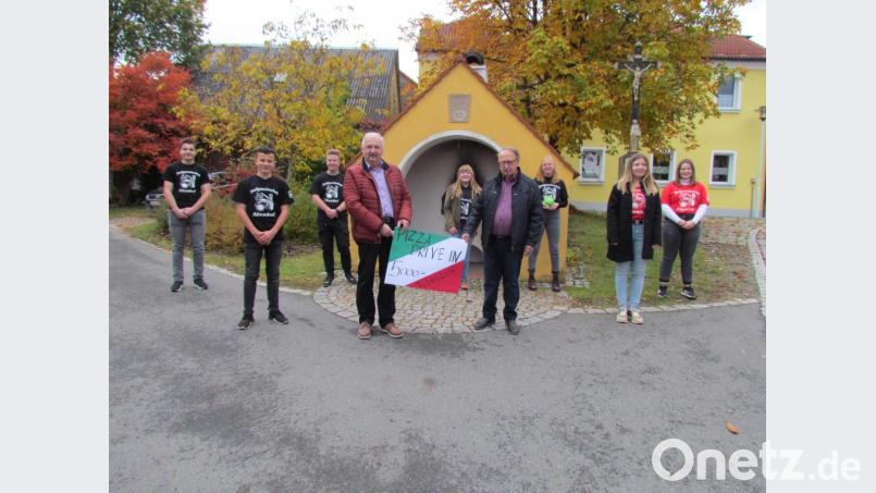Herbert Putzer, Vorsitzender der Kinderkrebshilfe, und sein Stellvertreter Andreas Steinl freuen sich über die Spende von 5000 Euro für ihre Organisation. Die Jugendlichen aus Altendorf und den umliegenden Ortschaften leisteten bei der Aktion „Pizza to go“ große Hilfe. Bild: is