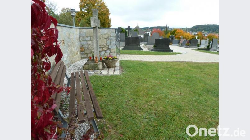 Stadtrat Günter Gilch regte an, weitere Sitzbänke am Friedhof aufzustellen, damit es älteren Menschen erleichtert wird, an Beerdigungen teilzunehmen. Bild: Portner