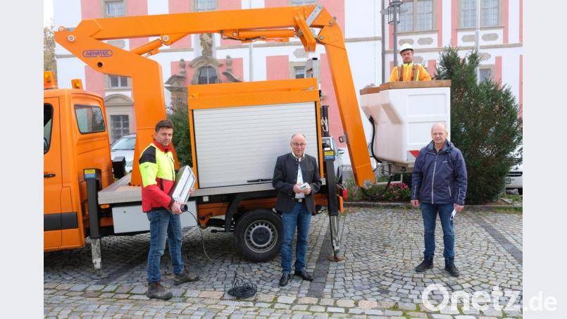 Im Klosterhof ziehen Bürgermeister Albert Nickl und sein Vize Roland Hörl, Bayernwerk-Vertreter Gerhard Schmerber (von links) und ein Vertreter des Umrüsters S &amp; W (auf der Hebebühne) Bilanz zur Neuausrichtung der Speinsharter Straßenbeleuchtung auf die LED-Technik. Bild: do