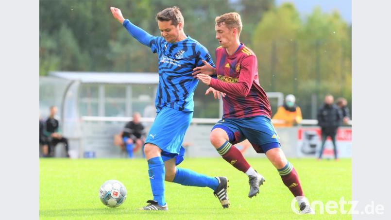 Bad Abbachs Michael Stuhlfelder (links) schirmt den Ball vor Luca Reiß von der SV Grafenwöhr ab. Die Gäste entführten beim 2:0-Sieg die Punkte aus der Garnisonsstadt. Bild: btg