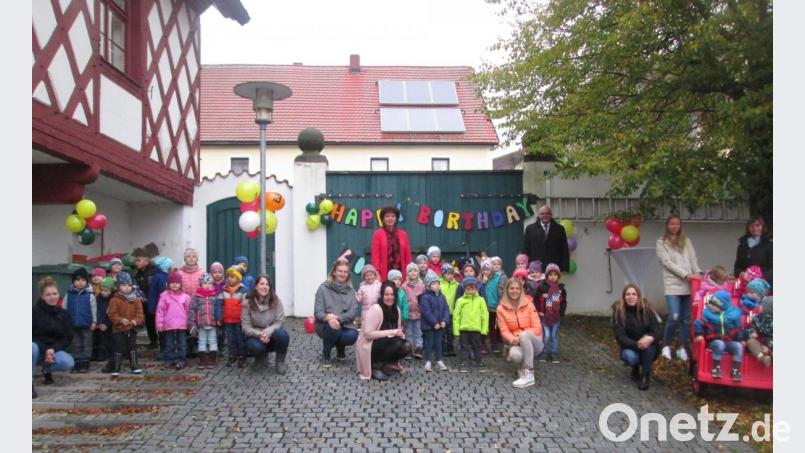 Die Mädchen und Buben im Kinderhaus sowie der Elternbeirat, das Team und Bürgermeister Meyer gratulierten Manuela Gatter (hinten in der Mitte stehend) zum runden Geburtstag. Bild: Sonja Ziegler/exb