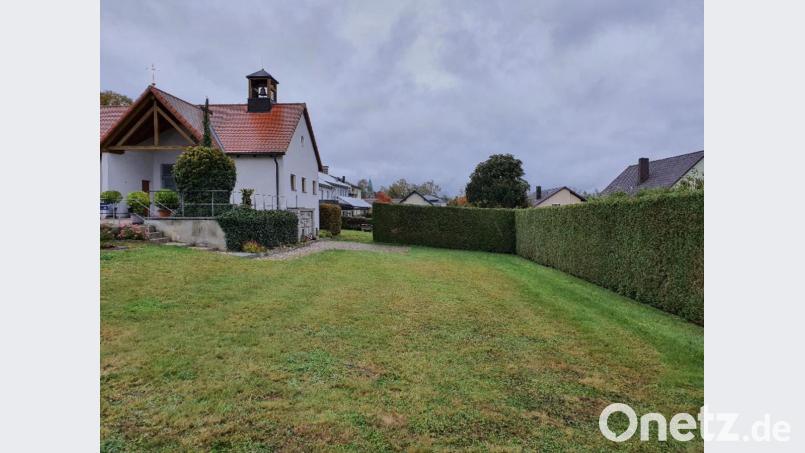 Gegenüber der bestehenden Urnenwand (links) wäre genügend Platz für einen Friedbaum mit schlichten Urnenkammern rundherum. Bild: exb