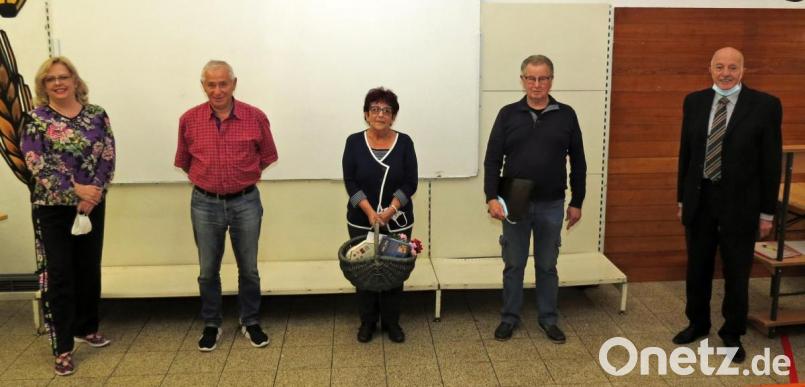 Einen Nachfolger gibt es nicht: Josef Gebhardt (von rechts) bleibt kommissarischer Vorsitzender der Tafel. Er ehrt seinen Stellvertreter Engelbert Mayer sowie Gerda Gooding vom Flohmarkt. Bild: Dobmeier