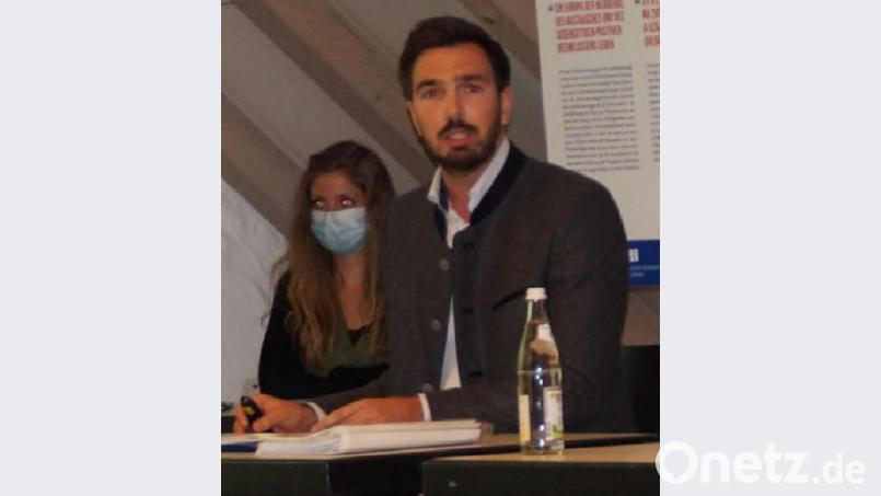 Martin Stahr vom Amt für Ländliche Entwicklung Tirschenreuth erläuterte den Stadträten die Grundzüge der &quot;Einfachen Dorferneuerung Schwand&quot;. Bild: wel