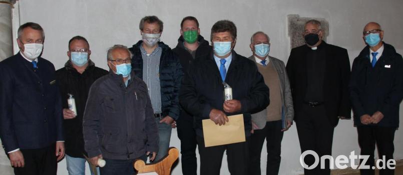 Die Neu- und Jubelsodalen, wegen Corona mit Maske. Von rechts Präfekt Peter Krikorka, Zentralpräses Thomas Schmid, Bezirksobmann Max Pravida, Josef Konrad, Thomas Grabe, Claus Korb, Konrad Göhl, Matthias Köppl und Obmann Helmut Konrad. Bild: Helmut Konrad/exb
