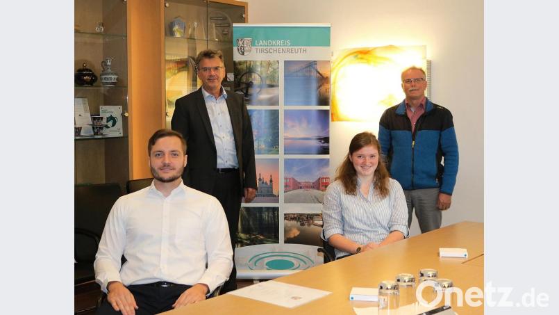 Im Bild von links: Lukas Bergauer, Personalchef Walter Brucker, Karolin Lehner und Personalrat Max Bindl. Bild: Sara Dietz, Landratsamt Tirschenreuth/exb