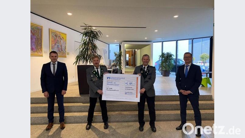Bei der Scheckübergabe dabei waren (von links) Baufinanzierungsspezialist Gerhard Bauer, Schützenmeister Harald Thiermann, Schriftführer Johannes Bartl und Regionalmarktleiter Helmut Wolfrum. Bild: Volksbank Raiffeisenbank Nordoberpfalz/exb