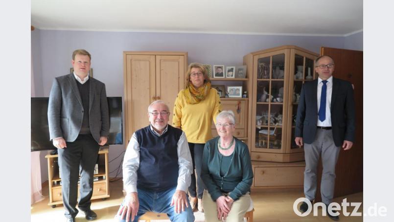 Stadtpfarrer Thomas Kraus (links) und Bürgermeister Roman Schäffler (rechts) gratulierten Hermann Ernst (vorne links, mit Ehefrau Lydia und Tochter Susanne) zu seinem 80. Geburtstag. Bild: jzk