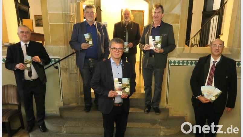 Richard Tischler, Alfred Bauer, Martin Birner, Franz Deml, Josef Irlbacher und Josef Wittmann (von links) werben mit einem Flyer für gegenseitige Rücksichtnahme in der freien Natur. Bild: Hirsch