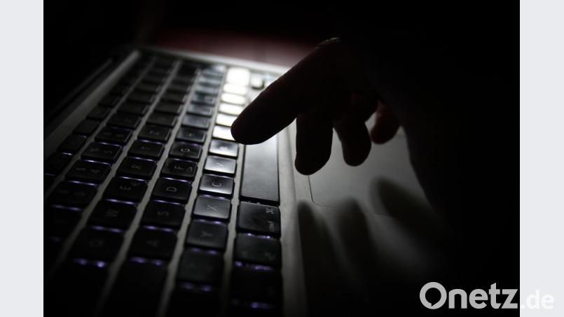 Ein Mann bedient einen Laptop. Über Nachrichten in einem Messengerdienst versuchte ein 20-Jähriger, einen 13-Jährigen zu einem Treffen und Sex zu überreden. Das Schwandorfer Jugendgericht verhandelte den Fall. Bild: Karl-Josef Hildenbrand/dpa