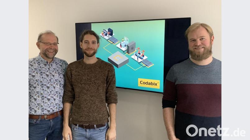 Firmengründer Alois Träger mit Sohn Fabian sowie Software-Experten Dominik Scharnagl (von links) vertrauen in die bewährte Marktreife ihres „digitalen Adapters“ namens Codabix. Bild: clemens.fuetterer@oberpfalzmedien.de, cfuetterer