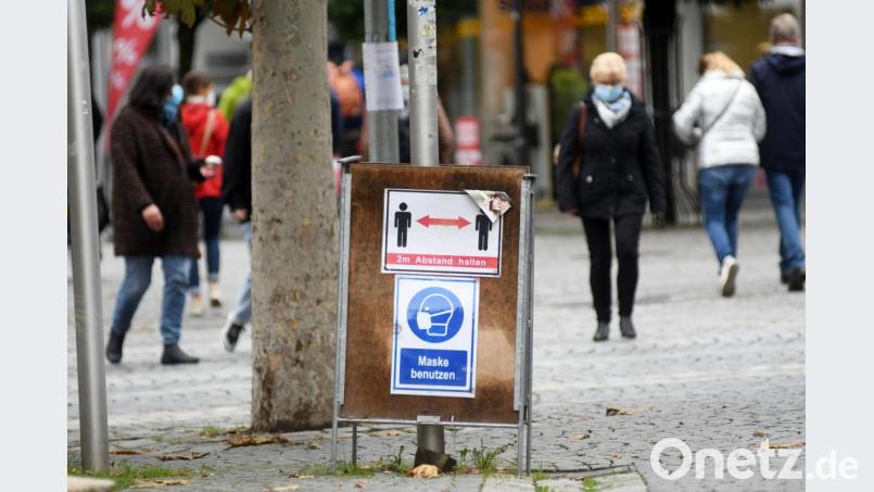 Mund und Nase bedecken. Das ist in der Fußgängerzone mittlerweile kein Appell mehr, sondern Vorschrift. Wer sich nicht daran hält, wird zur Kasse gebeten. In welcher Höhe ist nicht bekannt. Bild: Gabi Schönberger