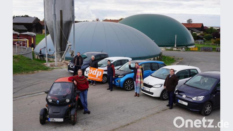 Die ÖDP-Vertreter aus dem Kreisverband Neustadt-Weiden-Tirschenreuth auf dem Bioenergiehof. Bild: Günther Sparrer/exb