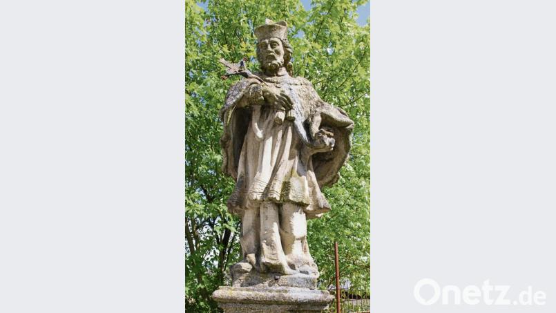 Bald wird die über 250 Jahre alte Nepomuk-Statue wieder über das Pestgärtlein wachen und Richtung Rathaus blicken. Bild: oy