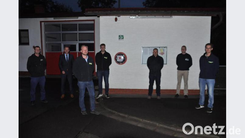 BRK-Ausbilder Stefan Macht, Peter Porsch von der Raiffeisenbank, Philipp Schmidt und Bernd Kopp von der Feuerwehr, Bürgermeister Markus Brauner sowie Peter Kopp und Andreas Busch (ebenfalls beide Feuerwehr, von links) trafen sich zur Übergabe des Defibrillators. Bild: ak