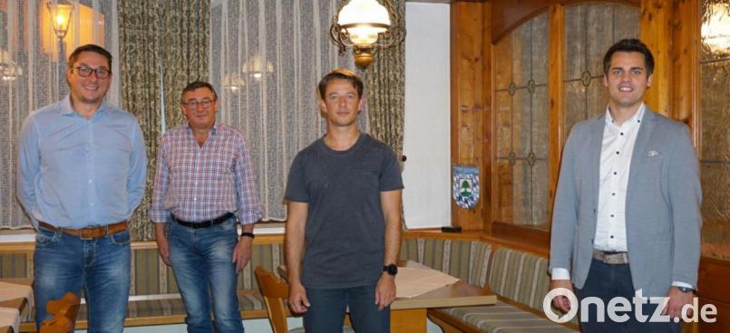 Bürgermeister Rudolf J. Teplitzky (rechts) dankte dem Vorstand des Tischtennisvereins mit Michael Eckl, Michael Hösl, Henry Seifert (von links) für die geleistete Arbeit. Bild: Mandy Seifert/exb