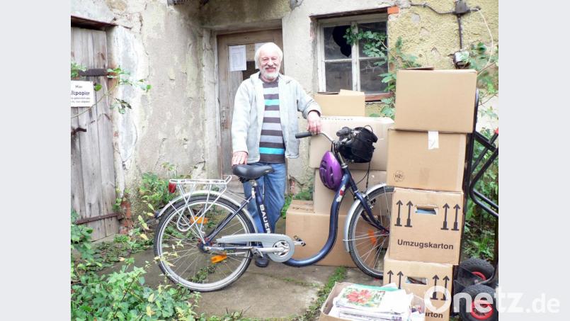 Hans Karl sitzt so gut wie auf gepackten Umzugskartons. Er sucht eine neue Sammelstelle für seine Hilfsaktion. Bild: lep