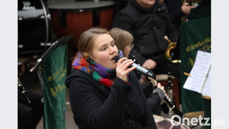 Zur Bereicherung des Herbstkonzerts der Ehenbachtaler Blaskapelle trug Paula Herrneder als Solistin mit ihrer schönen Stimme bei, aber auch als ausgezeichnete Instrumentalistin an der Violine. Bild: ads