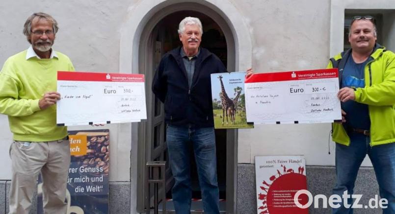 Von links: Thomas Knauber vom Verein „Kinder von Nepal“, Peter Spätling, der sich für Namibia engagiert, und Michael Heberl vom Weltladen Auerbach bei der Spendenübergabe.. Bild: exb