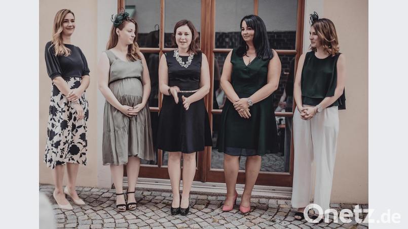 Das neue Präsidium von Ladies‘ Circle Amberg (von links): Past-Präsidentin Nicole Asmus, Schatzmeisterin Stefanie Scheffer, Präsidentin Ann-Julie Trepesch, Vizepräsidentin Zorka Dotto und Clubsekretärin Sabine Exner. Bild: MG Fotografie/exb