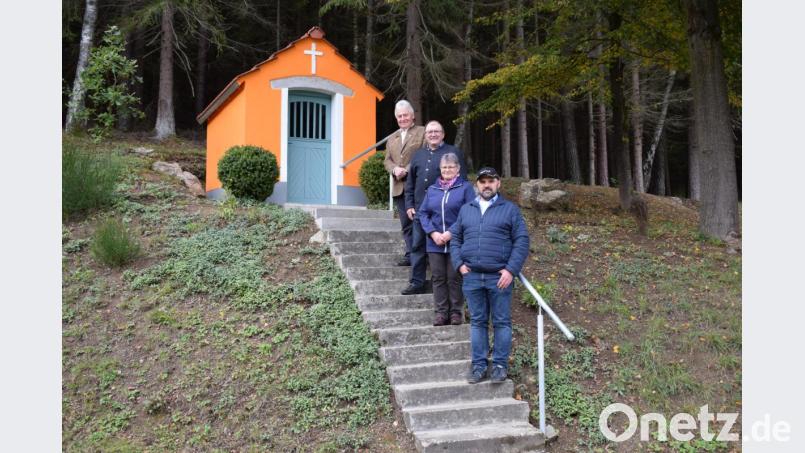 Die Lourdeskapelle bei der Bornmühle erstrahlt nach der Renovierung im neuen Glanz. Darüber freuen sich Pfarrer Hans Spitzhirn, Franziska Bronold, Karl Bronold und Mathias Zenger. Bild: bnr
