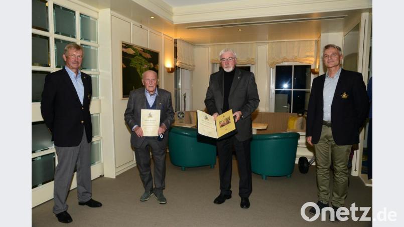 Die letzte Amtshandlung für Kurt Knote als Präsident des Golfclubs Schwanhof (links) und Stefan Brunner als Vizepräsident (rechts): Die Überreichung der Ernennungsurkunden zum Ehrenmitglied an Karl Perzl (Zweiter von links) und Alois Tschannerl (Zweiter von rechts). Bild: bey