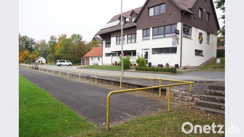 Nicht nur Teile des Vereinsheims des TSV 1960 Kastl, sondern auch die 100-Meter-Laufbahn soll erneuert werden. 	Bild: bkr Bild: bkr