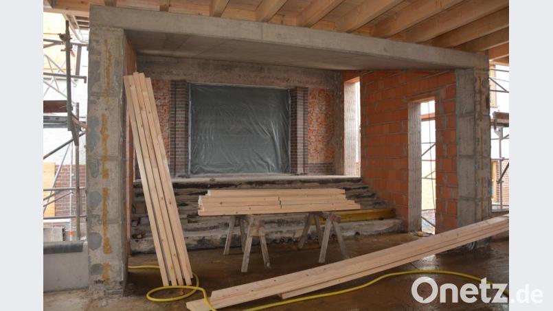 In den kommenden Monaten wird der Innenausbau in der vergrößerten Aula durchgeführt. Hier im Bild der in den Rohbauzustand versetzte Durchgang zum Hauptgebäude. Bild: jr