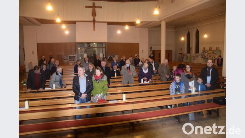 Abstand in Sankt Emmeram. 17 Jubelpaar verteilen sich weit verstreut im Gotteshaus. Bild: fz