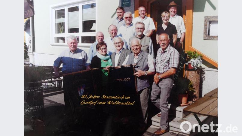 Das Gruppenbild zum 50 jährigen Bestehen des Stammtischs im Gasthaus "Zum Waldnaabtal" entstand schon früh im Jahr. Dann bremste die Corona-Pandemie auch die Stammtischbrüder mit ihren Festplänen aus. Unten von links: Ernst Schönberger, die Seniorwirte Sophie und Franz Bäumler, Bernhard Riebl und Felix Frank; Mitte von links: Albert Beer. Manfred Punzmann und Ferdinand Schönberger; hinten von links: Siegfried Windschiegl, Johann Kreinhöfner, Wolfgang Höning, Wirtin Alexandra Bäumler und Hans Franz. Außerdem kommt Robert Beer regelmäßig zum Stammtisch. Bild: Gabi Schönberger