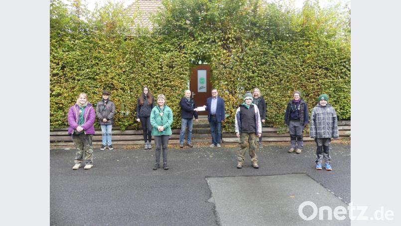 Vor der neuen Türe zum Gruppenheim übergibt Dieter Kies an Horstleiter Walter Seltmann eine finanzielle Zuwendung. Bild: rn