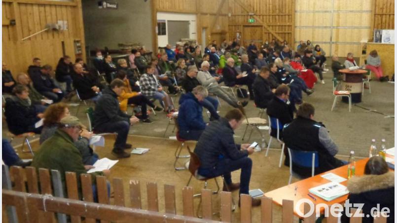 Groß war das Interesse an der Infoversammlung, in der die Wünsche rund um ein mögliches Dorfgemeinschaftshaus für Muschenried abgefragt wurden. Und rund 50 nutztendie Gelegenheit, ihre Ideen per Handy zu übermitteln. Bild: amö