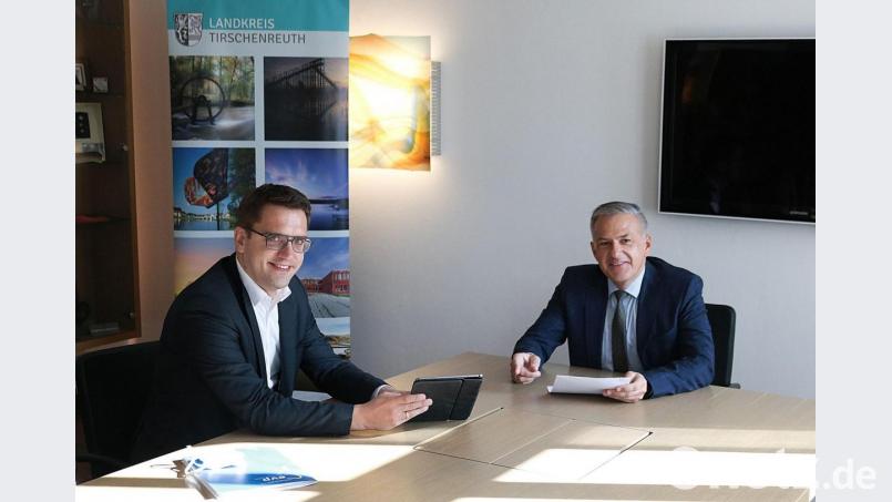Von links: Europaabgeordneter Christian Doleschal, Landrat Roland Grillmeier. Bild: Walter Brucker, Landratsamt Tirschenreuth/exb