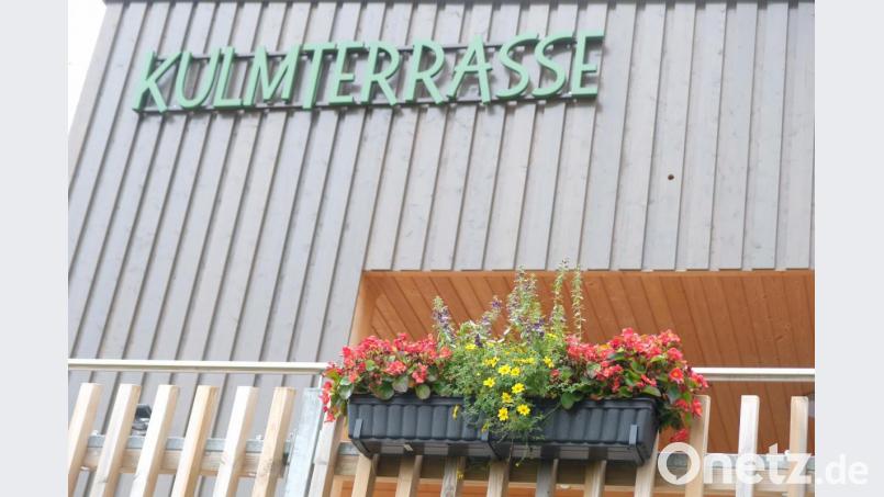 Der Schriftzug &quot;Kulmterrasse&quot; sei im Gegensatz zu den farbenfrohen Balkonblumen zu unauffällig, kritisieren einige Ratsmitglieder. Bild: do