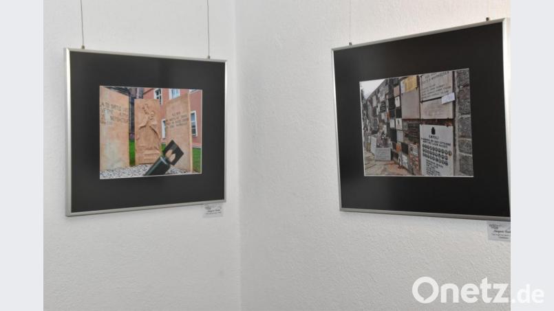 Krieg, Zerstörung, Gräber bilden wichtige Inhalte der Fotoausstellung &quot;...und vergib uns unsere Schuld&quot;. Bild: hcz