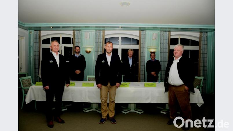 Christian Breunig (vorne, links) ist neuer Präsident des Golfclubs Schwanhof. Neuer Vizepräsident ist Sandro Scheuerer (vorne, Mitte), die Kasse führt Jürgen Keller. Außerordentliche Vorstandsmitglieder sind Dennis Herzog, Kurt Knote und Max Wiederer (hintere Reihe, von links). Bild: bey